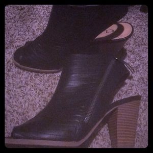 Black leather chunkie  heel open toe bootie